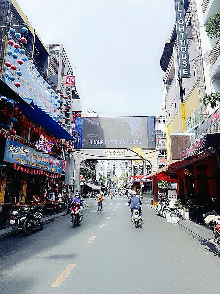 DUY NHÁT NHÀ BÁN NGANG LỚN 7,5M*18M - CHÍNH CHỦ BÁN NHÀ 2 TẦNG MT KD PHỐ TÂY Đ. BÙI VIỆN, QUẬN 1 * 16013097