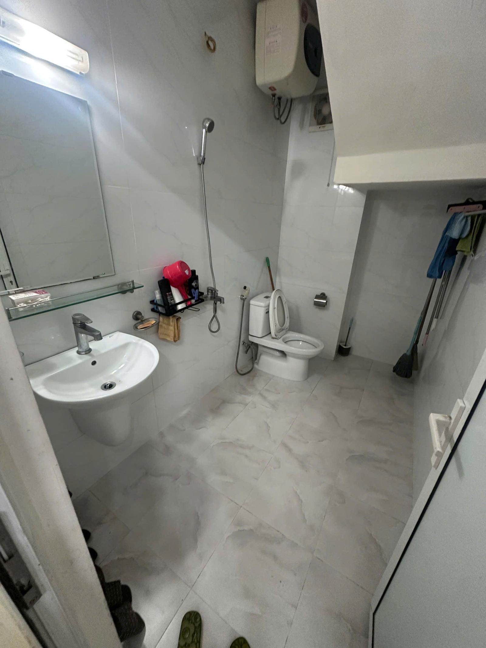 Cho thuê Tầng 2, nhà mặt đường Trần Nguyên Đán, gần chợ Định Công 16013690