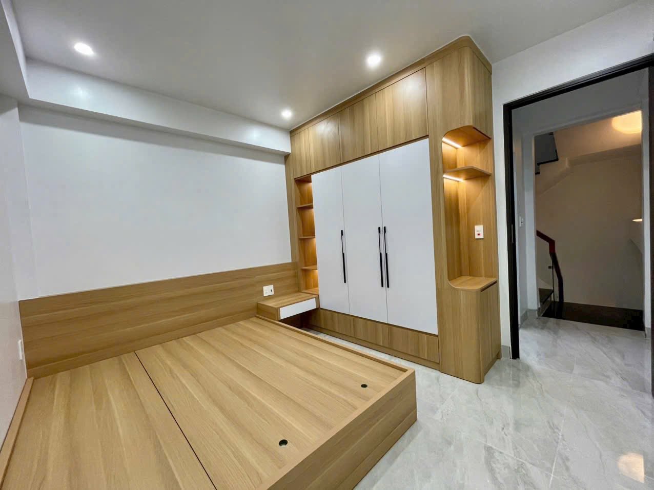 Bán nhà 3 tầng 1 tum ngõ đường Điện Biên Phủ, ph Cẩm Thượng, TP HD, 67.8m2, 4 ngủ, 3 vs, gara oto 16014227