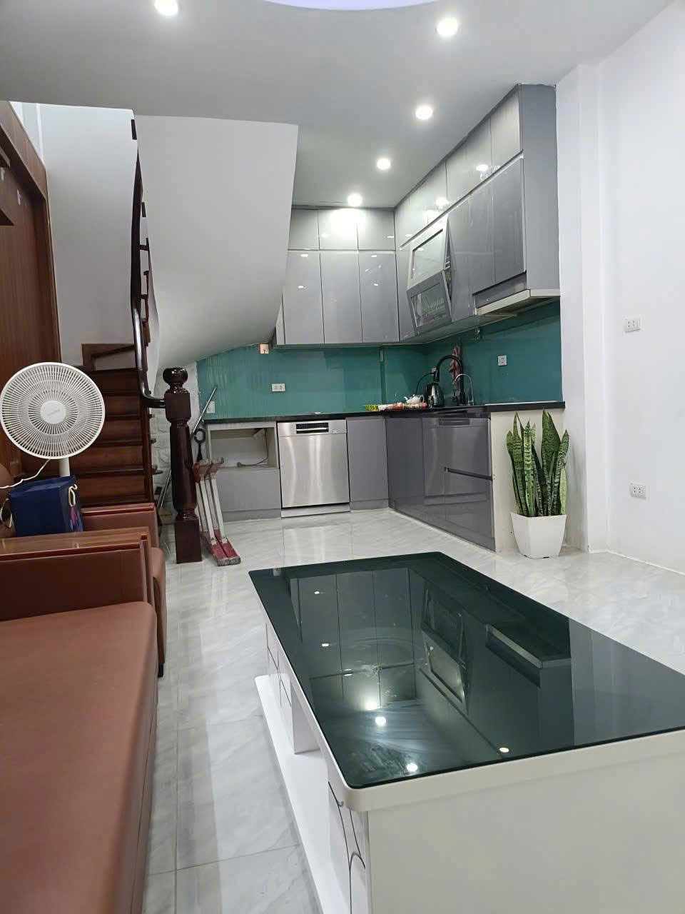 CHO THUÊ NHÀ HOÀNG HOA THÁM – BA ĐÌNH  5 TẦNG  3PN  3WC  13,5 TRIỆU/THÁNG 16014415