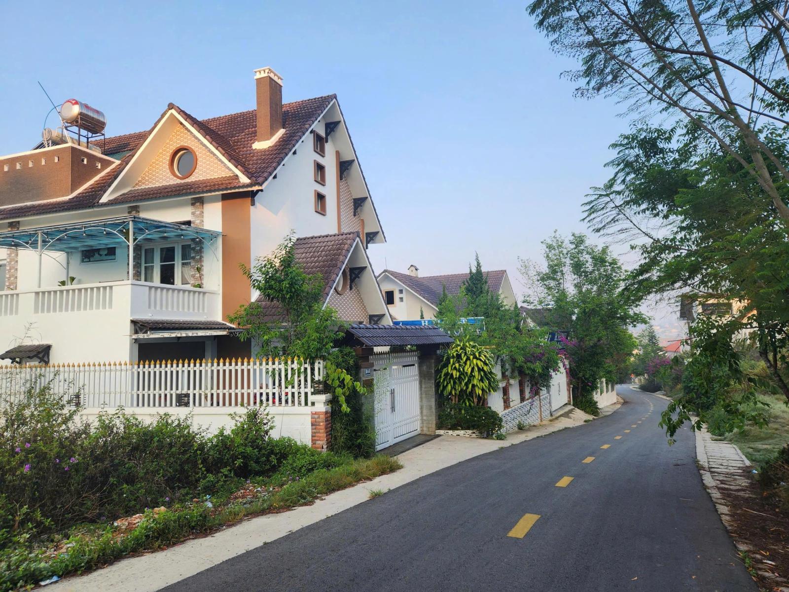 Cho thuê villa 11 phòng ngủ full nội thất đồi Huy Hoàng giá 40 triệu tại Đà LạtLâm Đồng 16014659