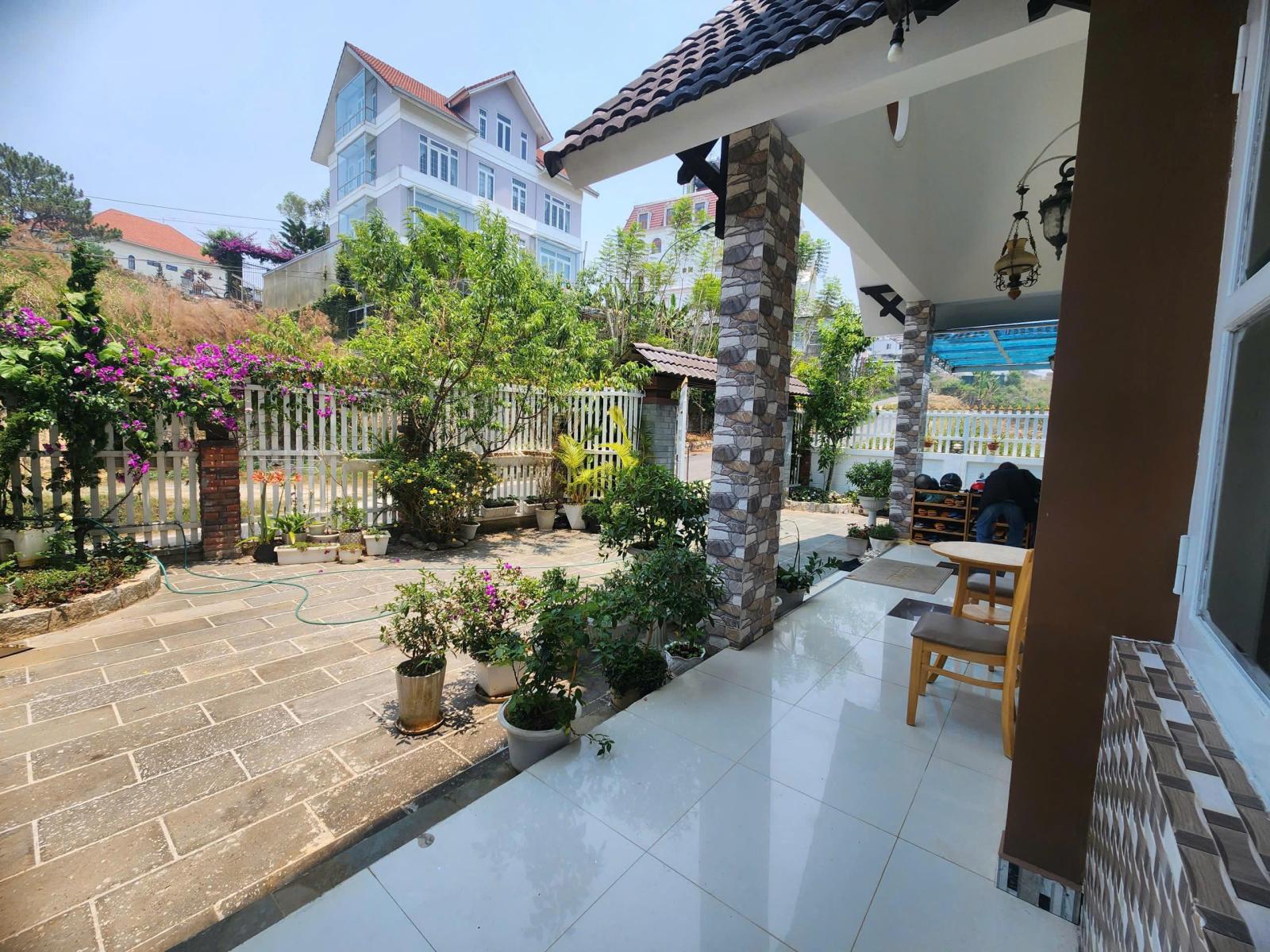 Cho thuê villa 11 phòng ngủ full nội thất đồi Huy Hoàng giá 40 triệu tại Đà LạtLâm Đồng 16014659