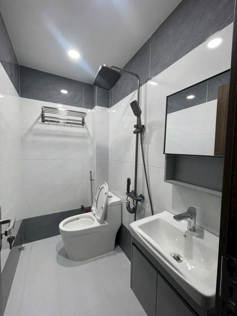 NHÀ MỚI ĐẸP – 92M² – 2 PHÒNG NGỦ MASTER – HẺM Ô TÔ NÉ NHAU 16014969