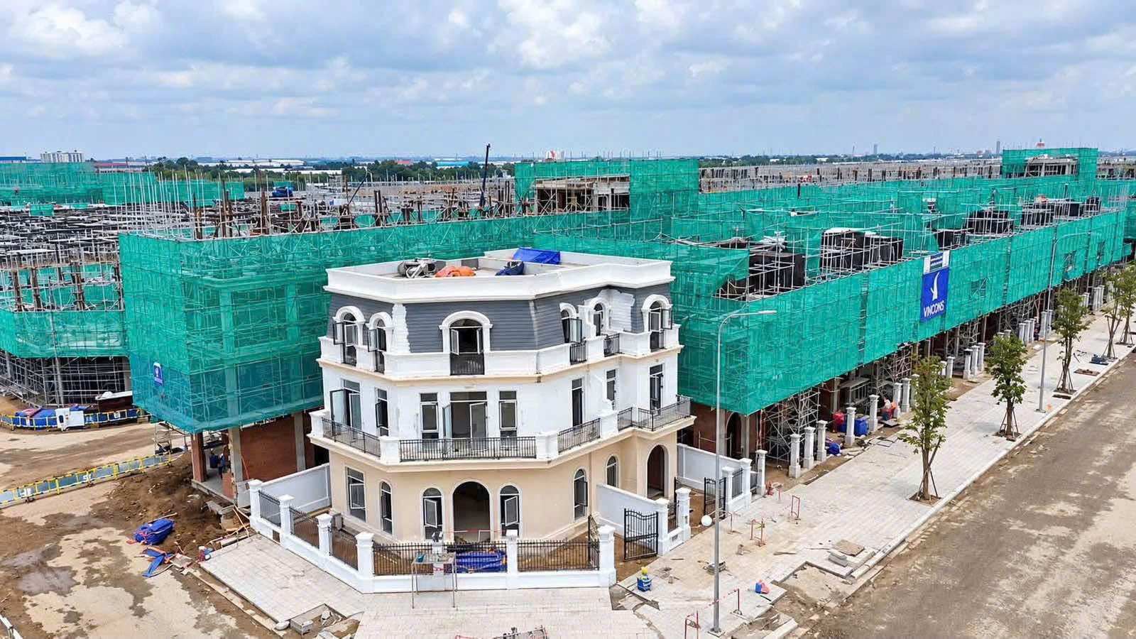 Bán nhà phố Vinhome Hóc Môn, DT 150m2, giá 5,3 tỷ, CK lên đến 11% từ CĐT. 16015254