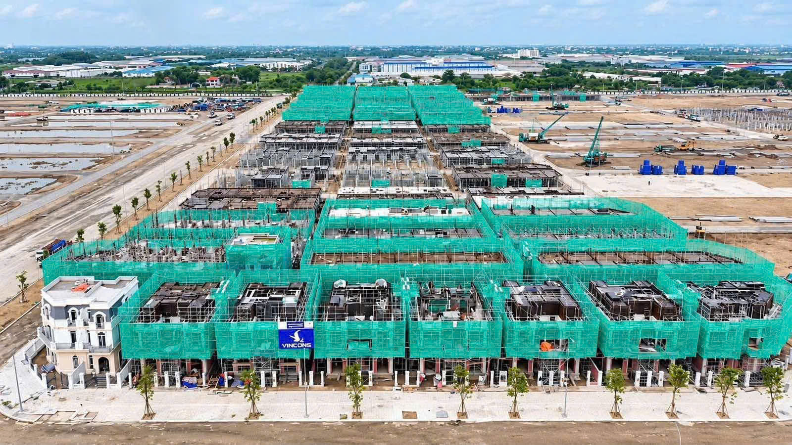 Bán nhà phố Vinhome Hóc Môn, DT 150m2, giá 5,3 tỷ, CK lên đến 11% từ CĐT. 16015254