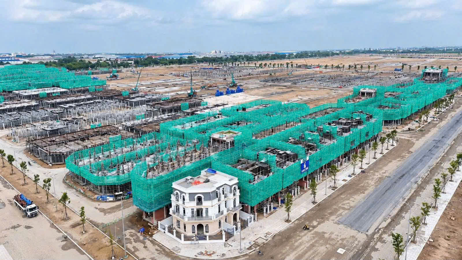 Bán nhà phố Vinhome Hóc Môn, DT 150m2, giá 5,3 tỷ, CK lên đến 11% từ CĐT. 16015254