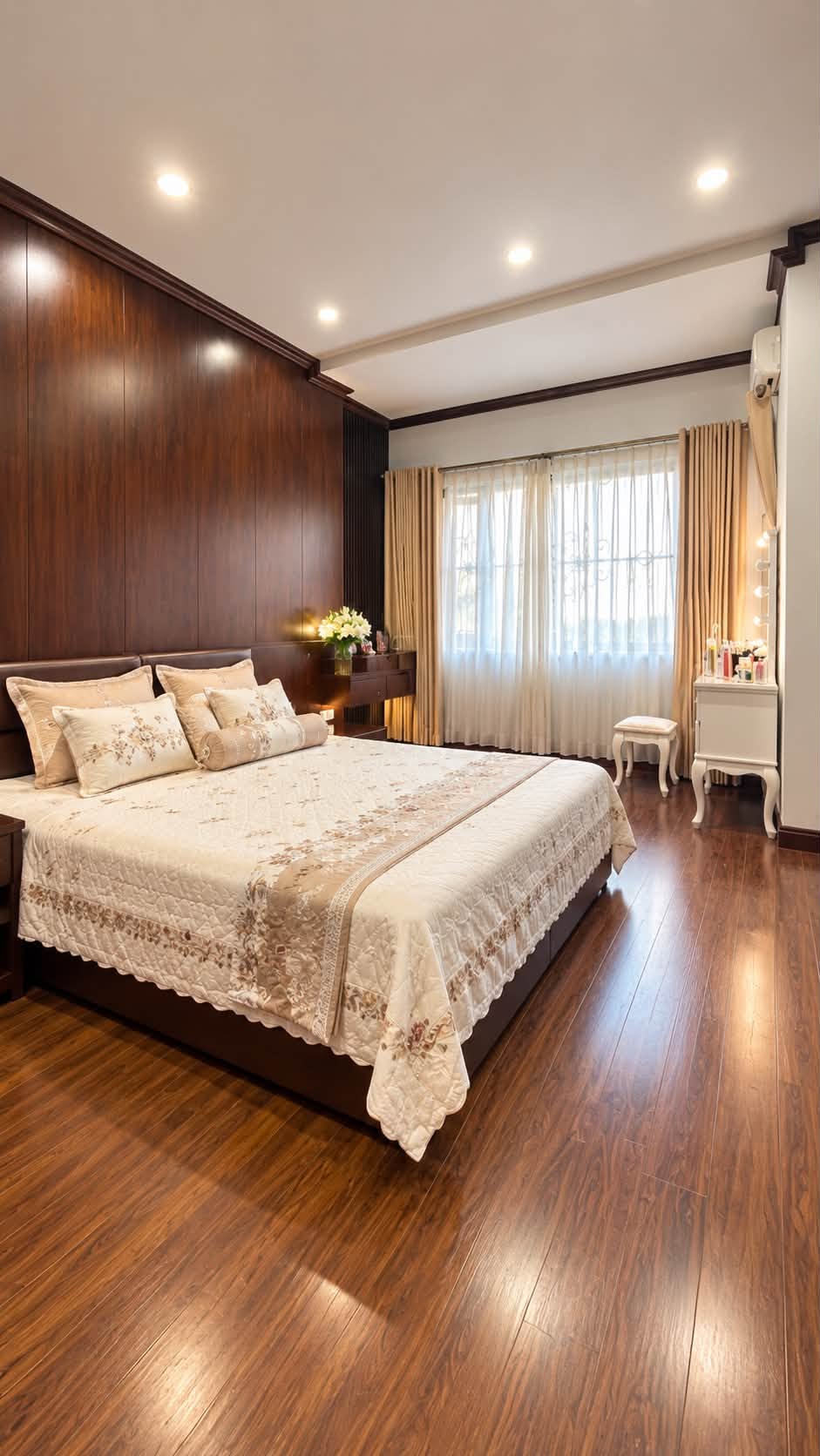 Bán nhà Lý Nam Đế, 130m2, 4 tầng, mặt tiền 6.1m, 68 tỷ, ngõ ô tô vào nhà, kinh doanh 16015257
