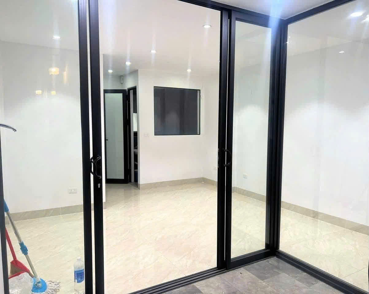 Cho thuê nhà Nguyên căn Nguyễn Văn Cừ- Sát phố 30m 6 tầng thang máy 11tr/tháng 16015345