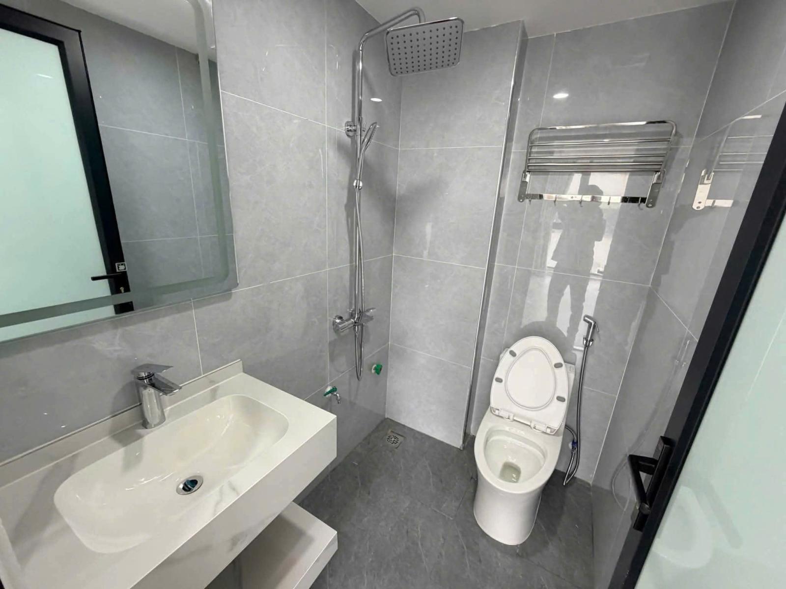 Cho thuê nhà Nguyên căn Nguyễn Văn Cừ- Sát phố 30m 6 tầng thang máy 11tr/tháng 16015346