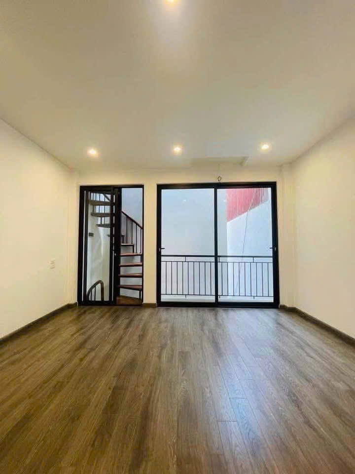 Cho thuê nhà Nguyên căn Nguyễn Văn Cừ- Sát phố 30m 6 tầng thang máy 11tr/tháng 16015346
