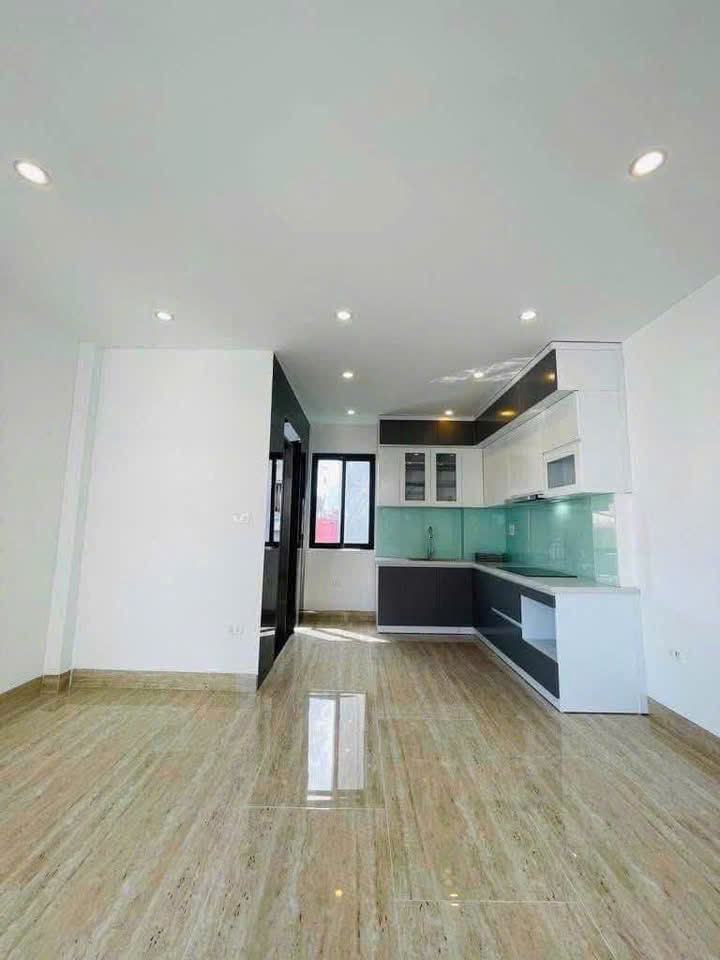 Cho thuê nhà Nguyên căn Nguyễn Văn Cừ- Sát phố 30m 6 tầng thang máy 11tr/tháng 16015346