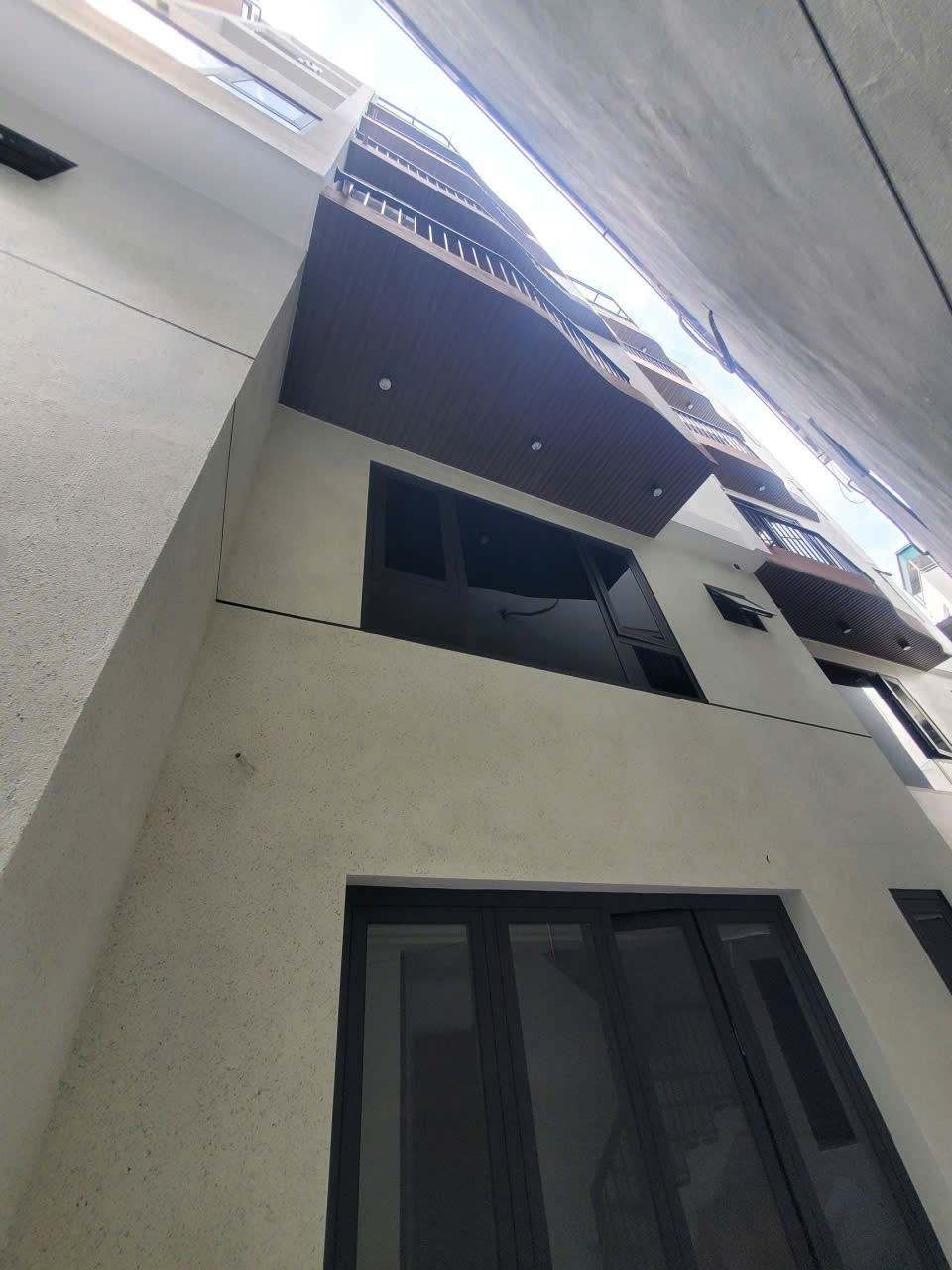 Bán nhà Ngọc Thuỵ,Long Biên 7 tầng,30m,mt5.4m oto đỗ cổng nhỉnh 7 tỷ  16015442