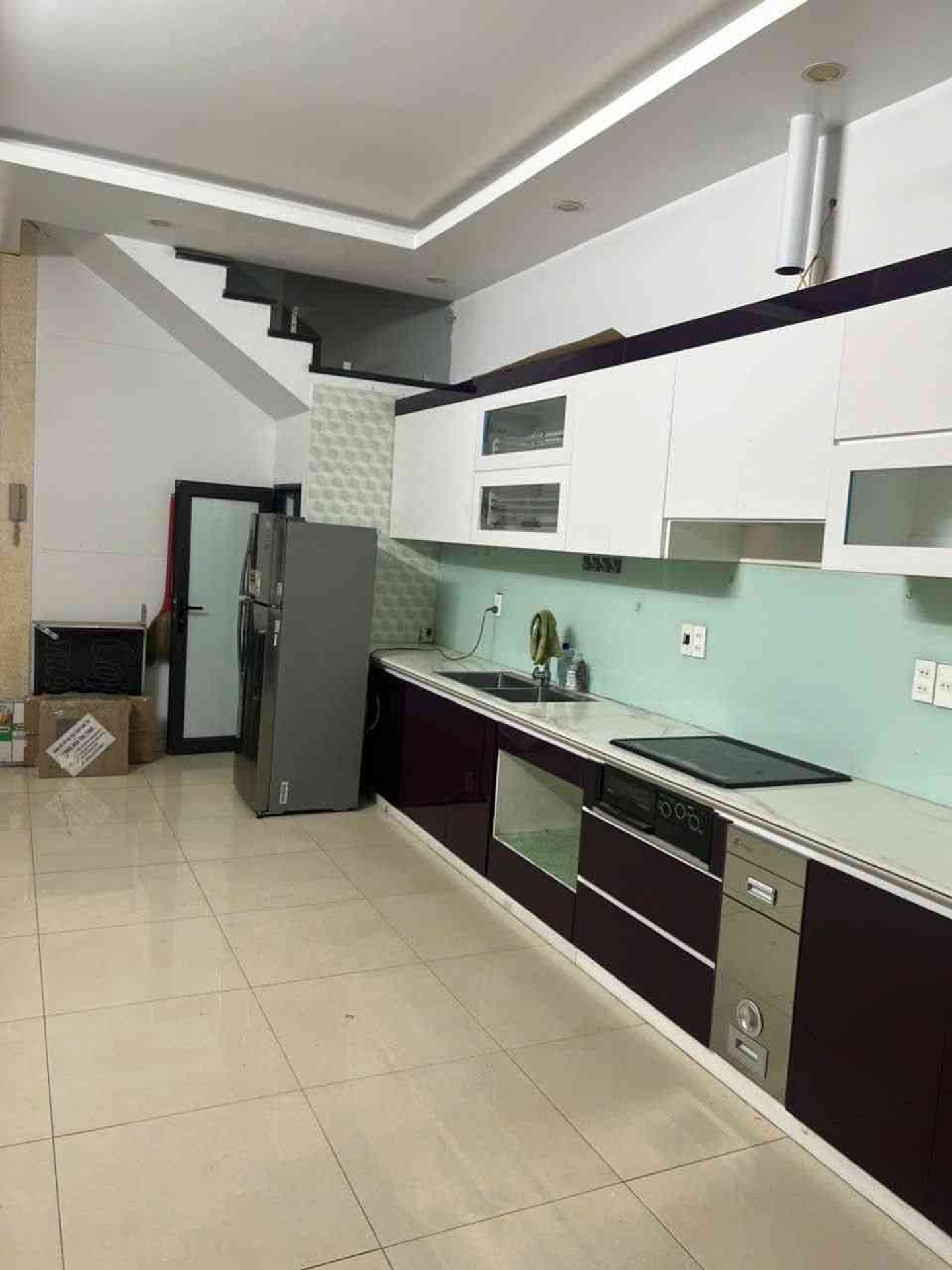 Hàng hiếm Chợ Hàng - Mặt đường Hoàng Minh Thảo, 2 mặt đường, thang máy, gara ô tô, dòng tiền tốt 16015902