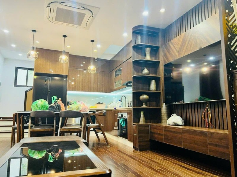 Bán nhà Phố Trạm,Long Biên 4 tầng,47m,mt6.4m oto đỗ cổng nhỉnh 9 tỷ 16016005
