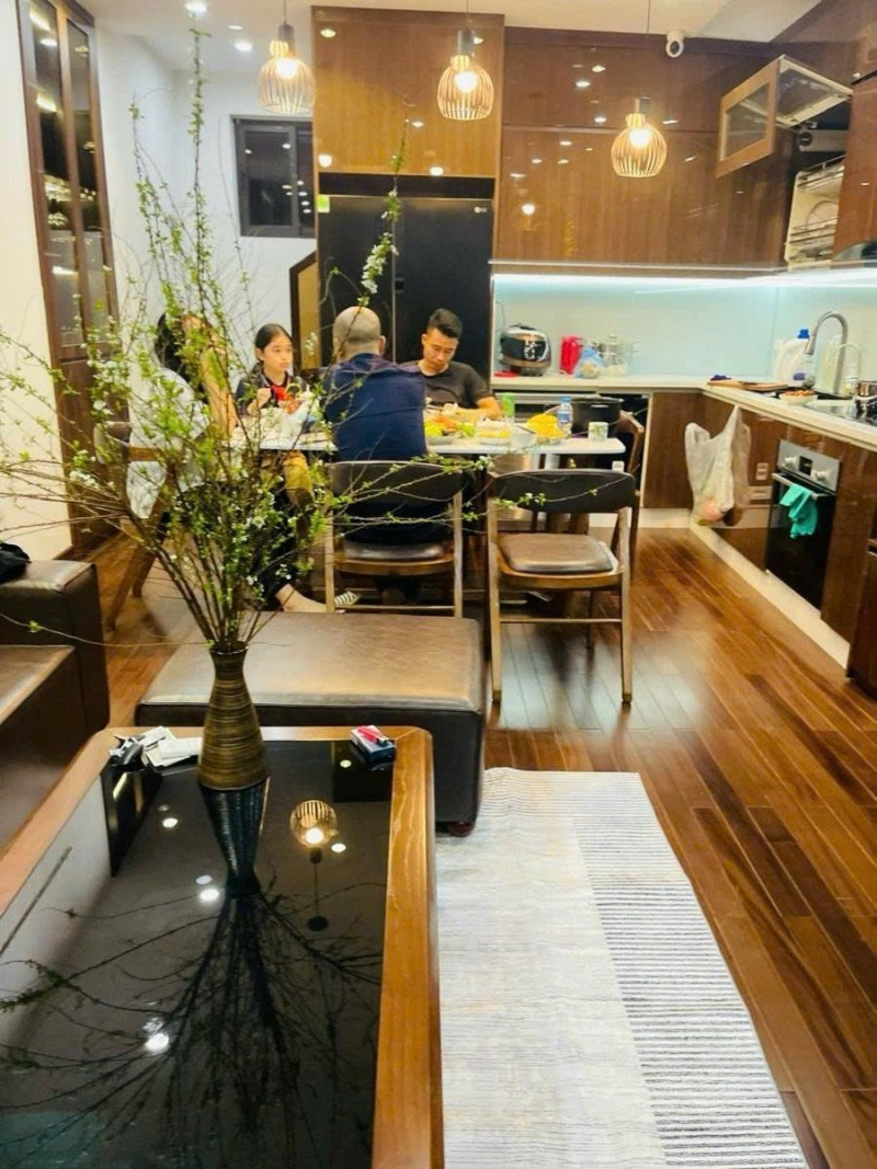 Bán nhà Phố Trạm,Long Biên 4 tầng,47m,mt6.4m oto đỗ cổng nhỉnh 9 tỷ 16016005