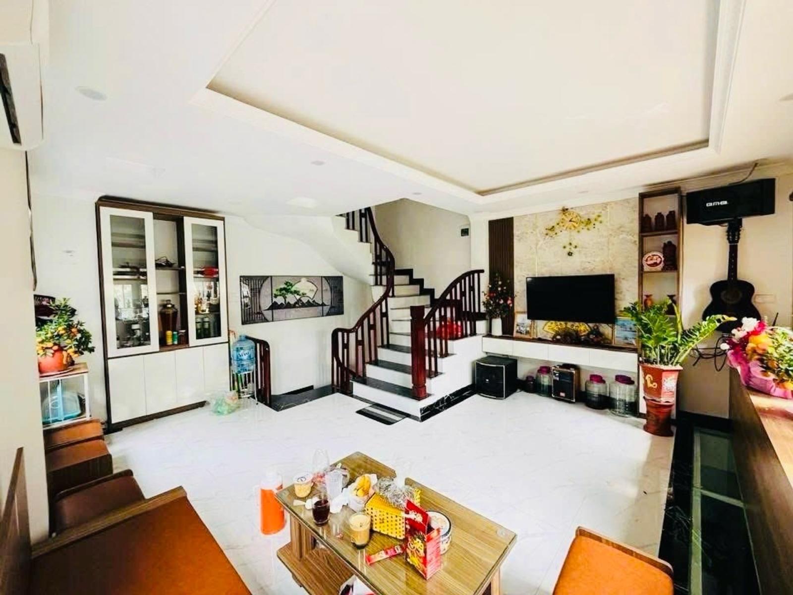 Phúc lợi long biên 8 tỷ 40m xây 6 tầng thang máy ô tô đỗ cửa 16016392