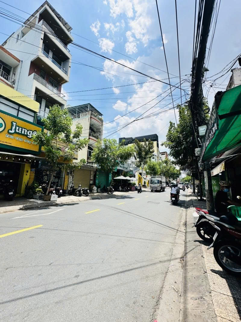 Bán nhà Mặt tiền D5 - giao Nguyễn Gia Trí - Bình Thạnh, 4,2x20m, 5 Tầng, 9PN, chỉ 19,9 Tỷ. 16016679