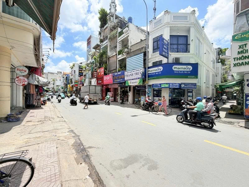 Bán nhà Mặt tiền D5 - giao Nguyễn Gia Trí - Bình Thạnh, 4,2x20m, 5 Tầng, 9PN, chỉ 19,9 Tỷ. 16016679