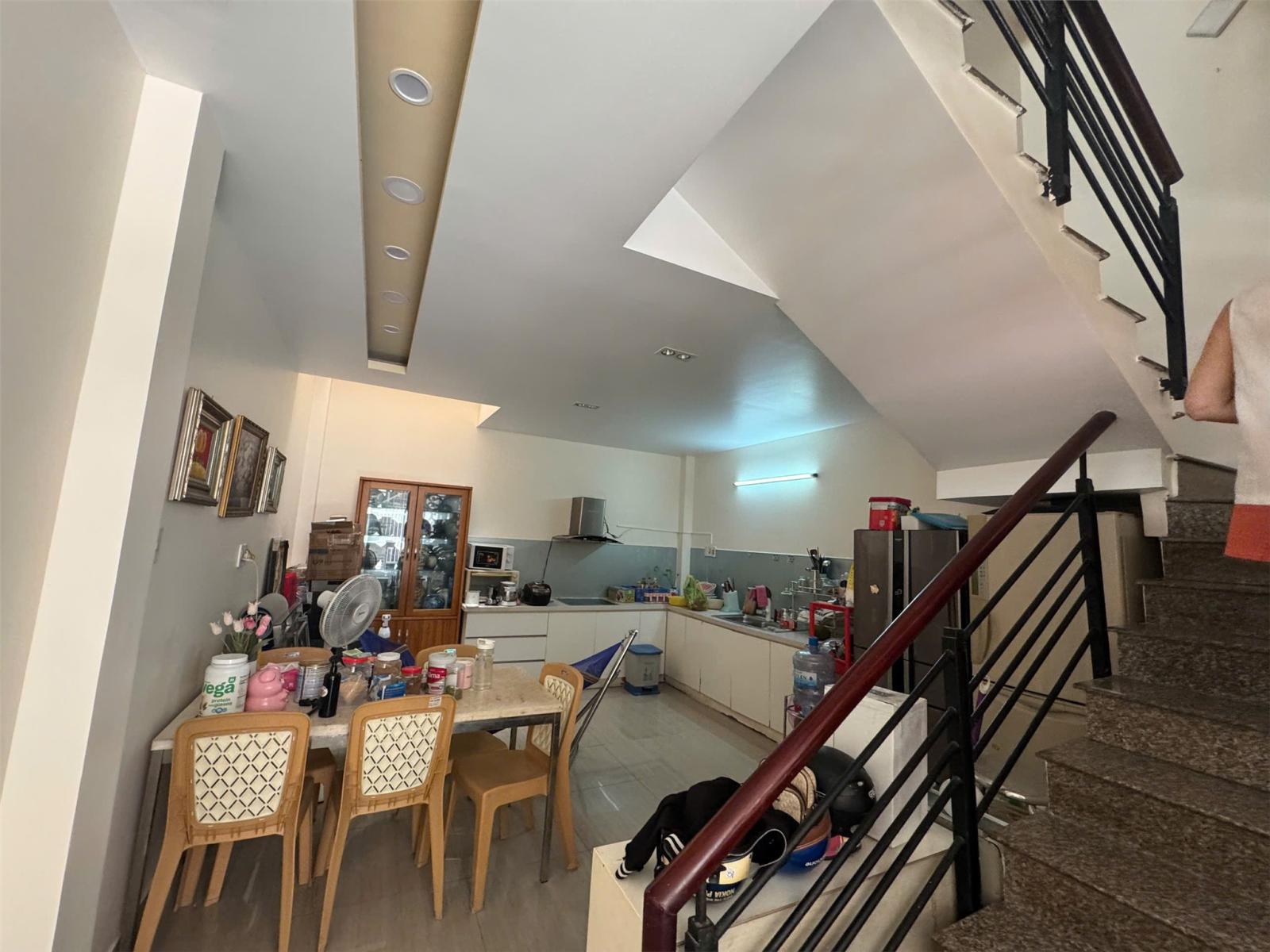 NHÀ MẶT TIỀN ĐƯỜNG 10M – 48M2 – 3 TẦNG + SÂN THƯỢNG – 3PN – 3WC – 8,8 TỶ TL – SÁT ĐH VĂN LANG, CÁCH 16016738