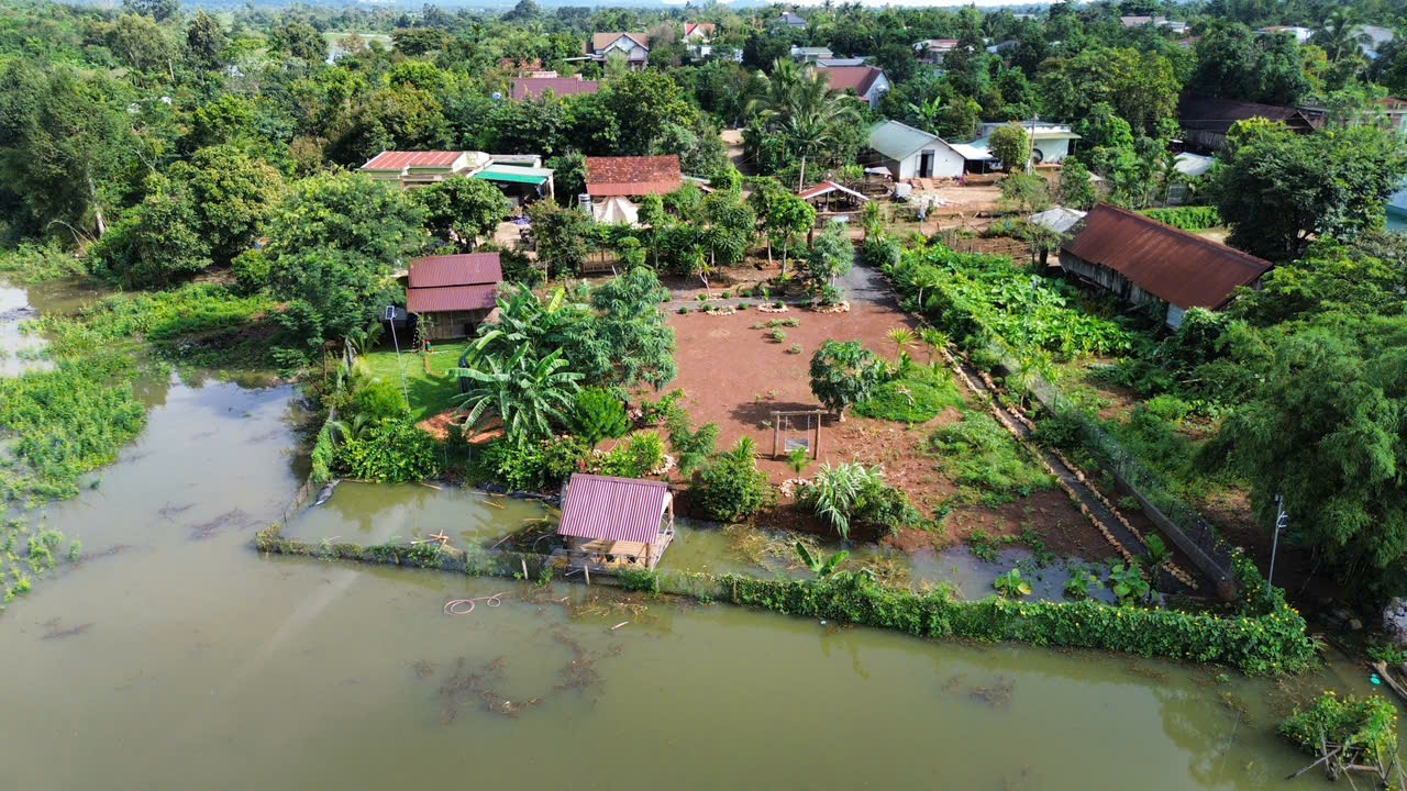 Chỉ 2 tỷ xxx sở hữu quỹ đất đẹp view hồ, nhà gỗ sẵn, mặt tiền đường bê tông, đường quy hoạch 12m 16017248