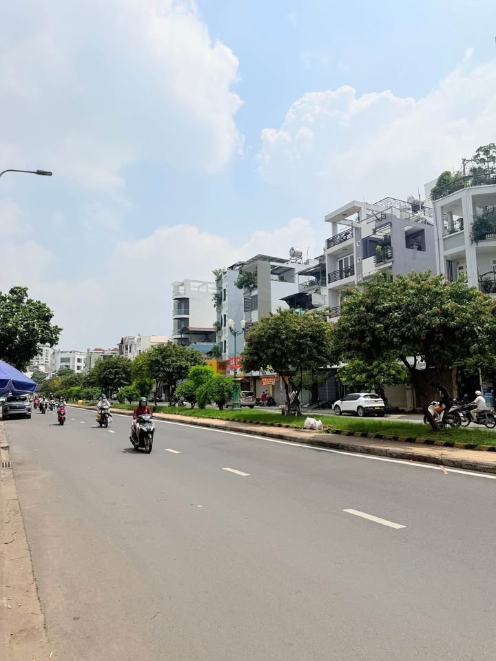LÊ THÚC HOẠCH MẶT TIỀN LÔ GÓC – 3 TẦNG 108M NGANG 8 – DÒNG TIỀN 30 CHỈ 17.X 16017342