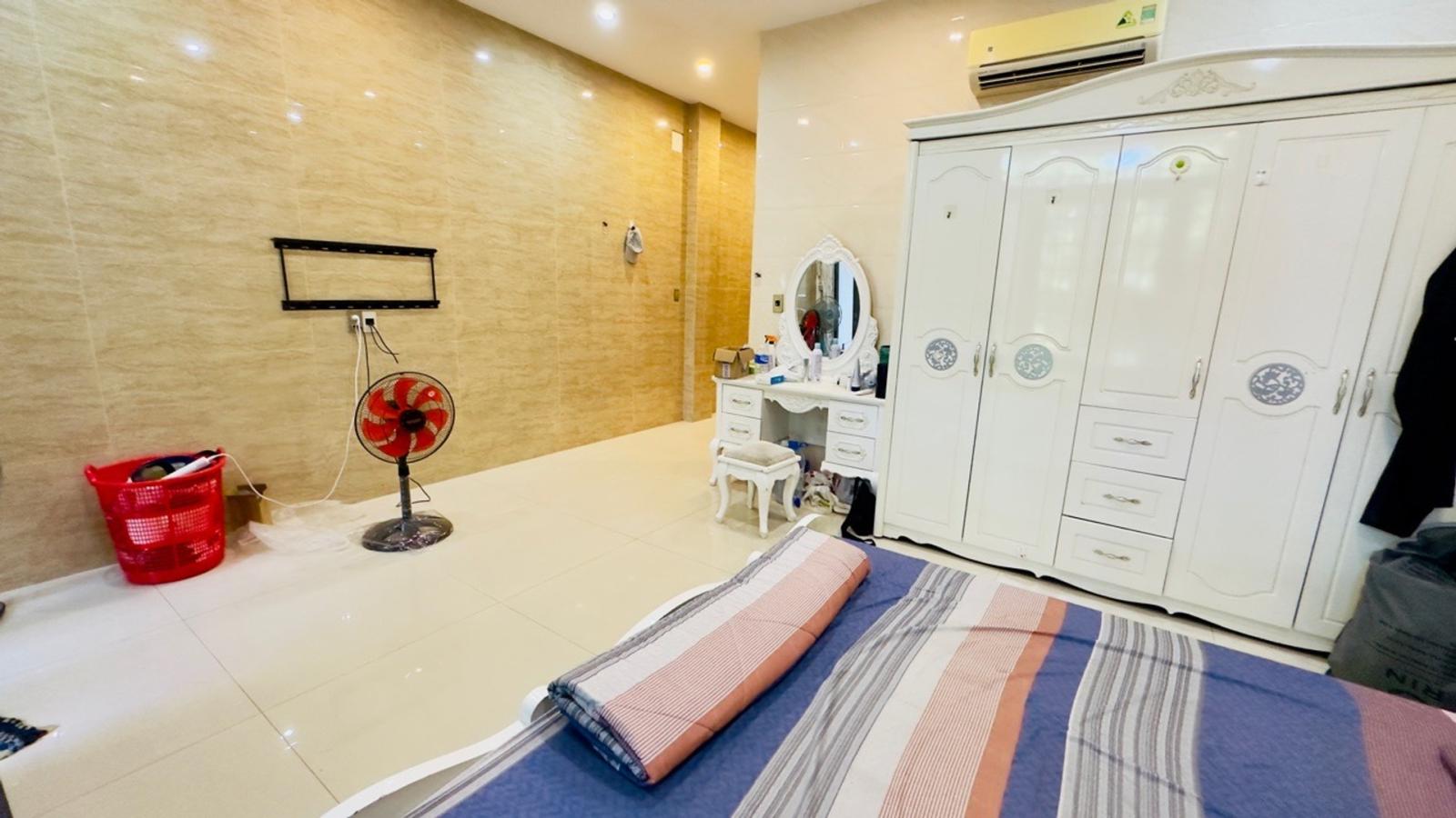 Bán nhà mặt phố Nguyễn Xí 125m², gần Lý Thái Tông, giá 8,9 tỷ 16017770