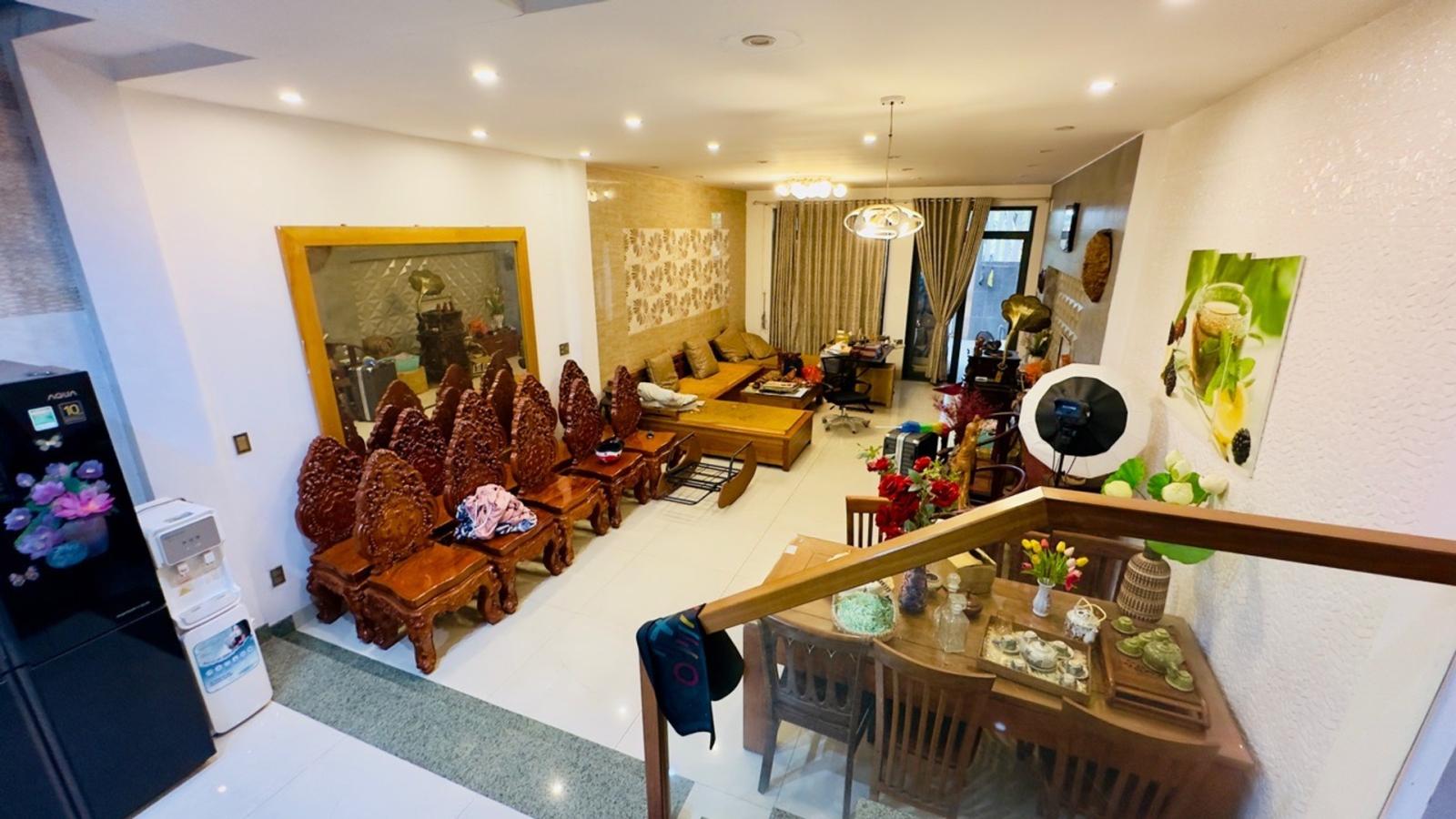 Bán nhà mặt phố Nguyễn Xí 125m², gần Lý Thái Tông, giá 8,9 tỷ 16017770