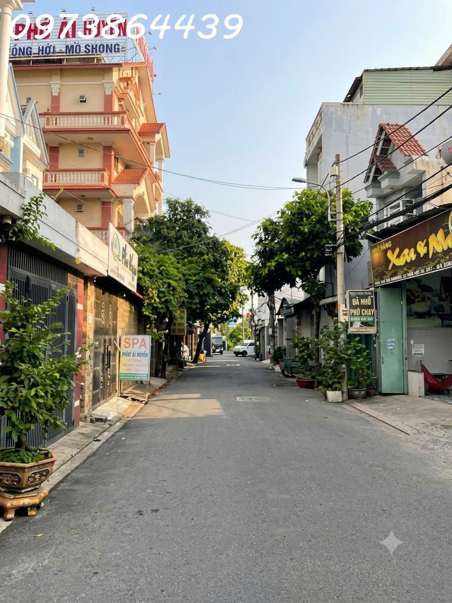NHÀ 3 TÂNG - DIỆN TÍCH  KHỦNG 117M² – XE TẢI ĐẬU CỬA THÔNG  – 1 XẸT NGẮN  LÊ VĂN KHƯƠNG – CHỈ 9,3 16018488