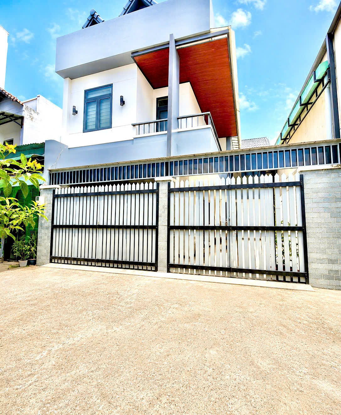 Bán Nhà Quận 7 - Biệt Thự 2tầng 126m2 - Ngang 8.5m - Full Nội Thất - Gara Ô tô - 10.8tỷ 16018613