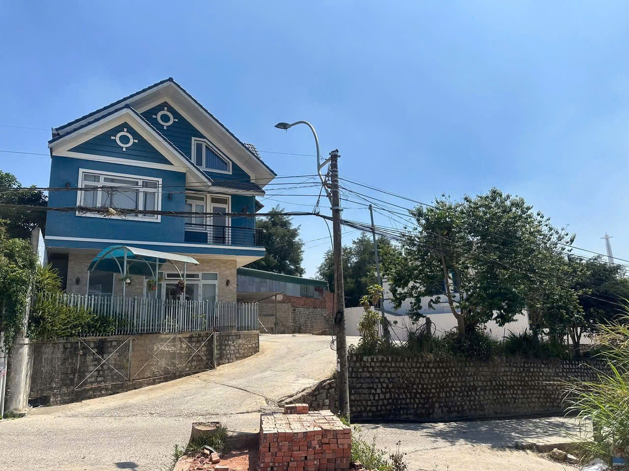 Cho thuê biệt thự sân vườn hơn 900m2 kinh doanh đa mô hình giá 45 triệu đường Triệu Việt Vương Đà 16018682