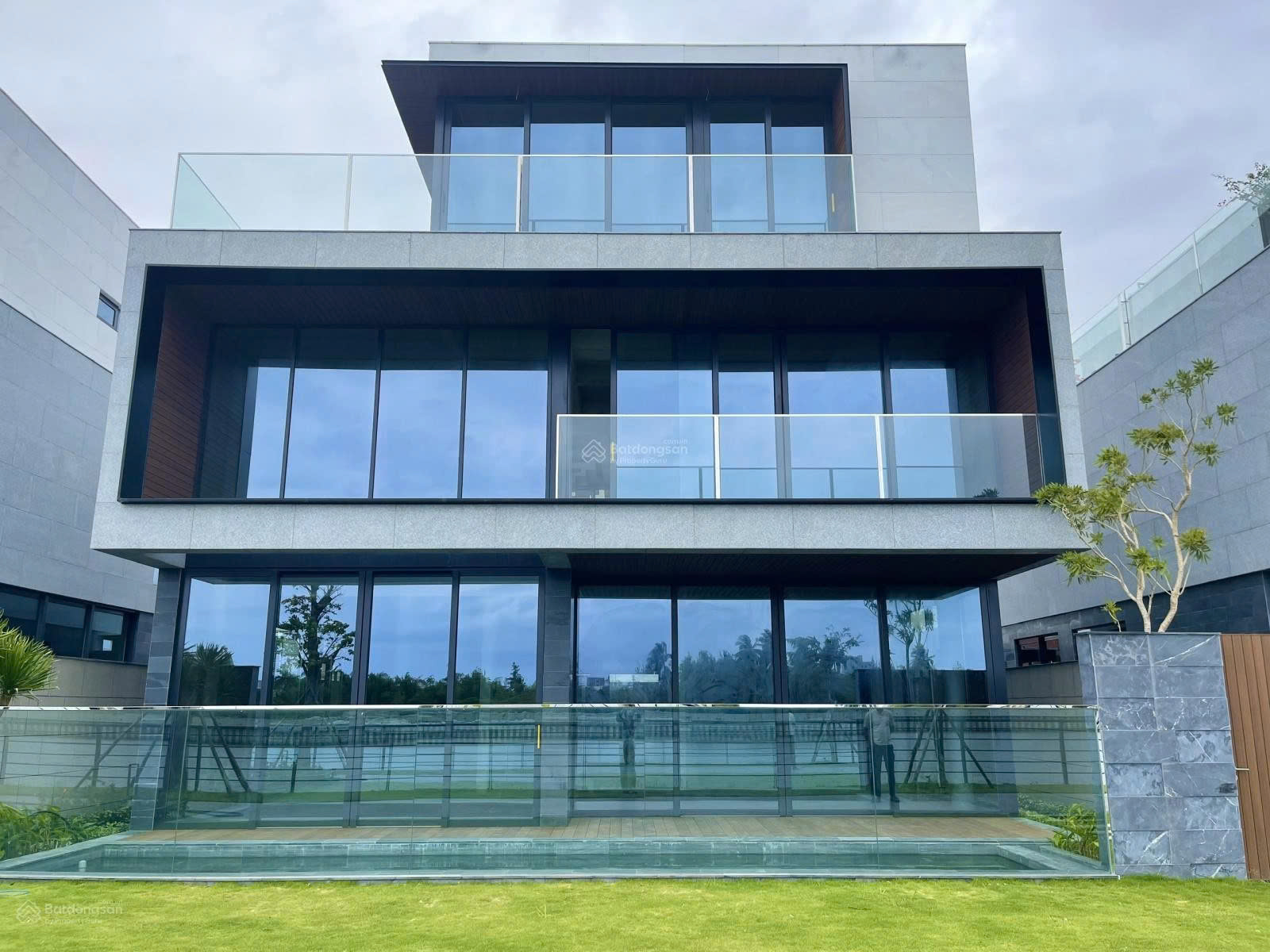Bán biệt thự ven sông khu đô thị Phú Mỹ An, Đà Nẵng diện tích 300m², hồ bơi riêng, sàn 349,1m² 16018990
