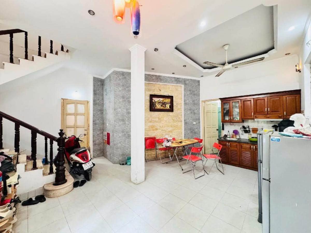 NHÀ PHỐ ĐÔNG QUAN, CẦU GIẤY: 43M X4T, MT 6M, GIÁ 8,4 TỶ.

 16019116
