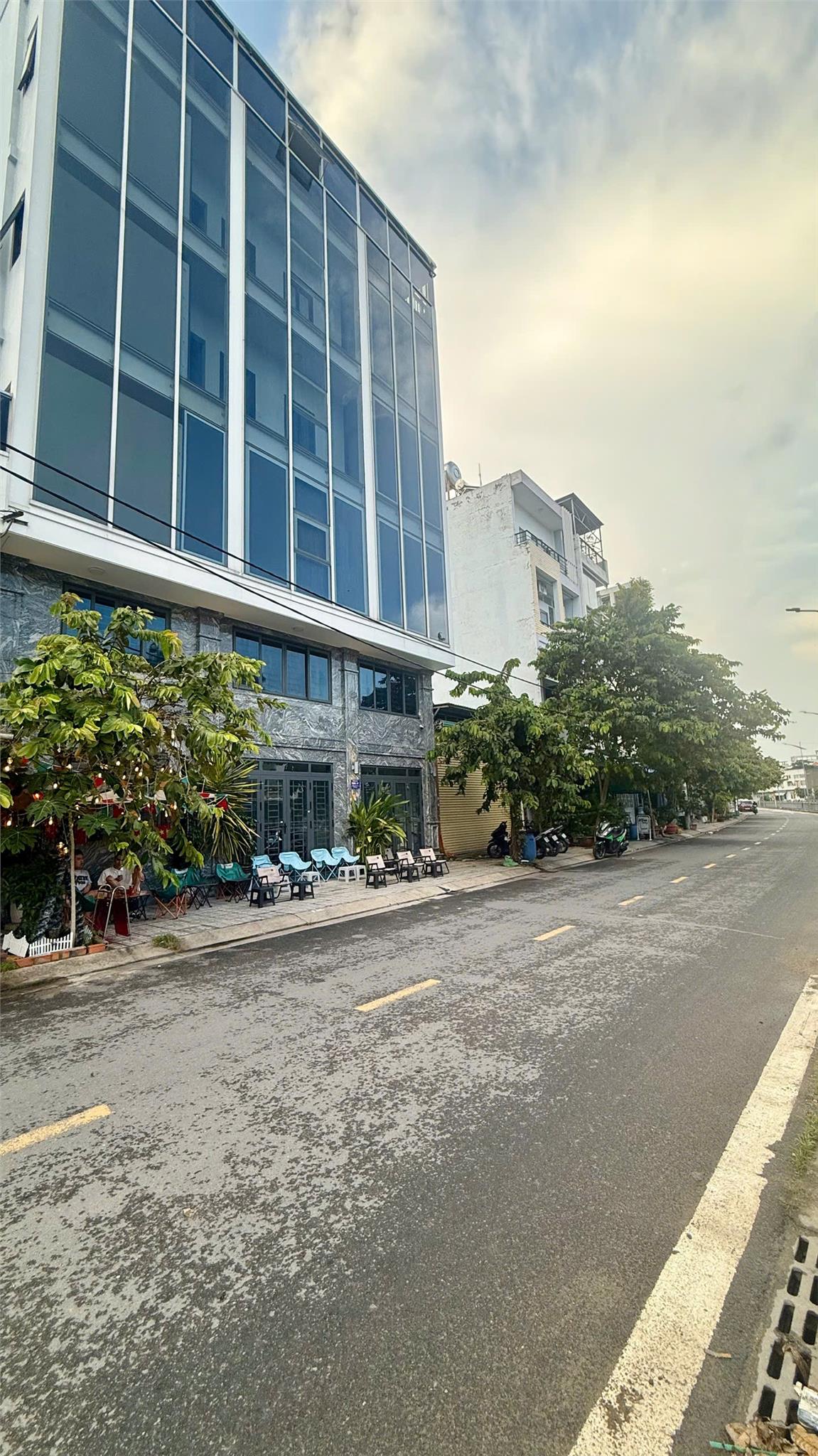 BÁN TÒA VĂN PHÒNG MẶT TIỀN PHẠM HUY THÔNG, SÁT MẶT TIỀN DƯƠNG QUẢNG HÀM, CHỈ NHỈNH 12 TỶ. 16019212