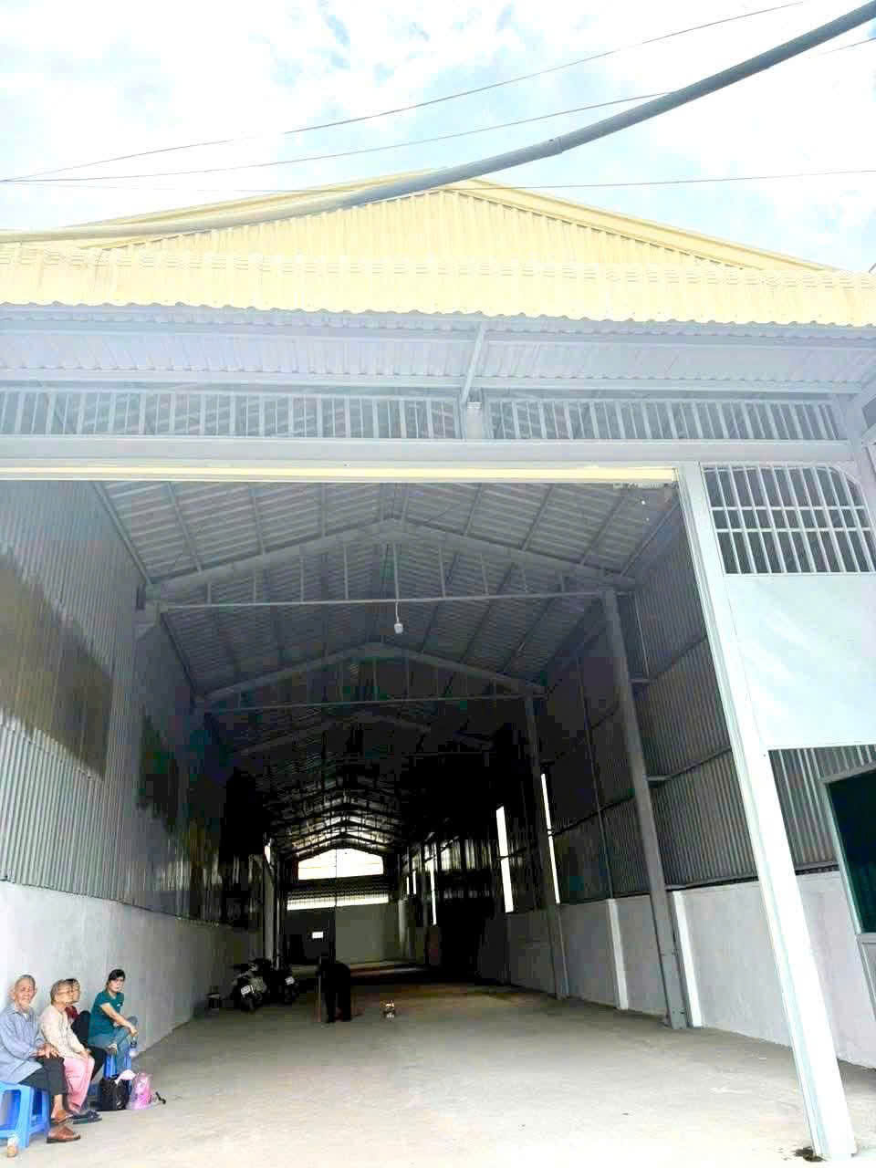 HOT – XƯỞNG XUÂN THỚI THƯỢNG 200M² - XE 10 TẤN - CHỈ 12TR/THÁNG! 16019588