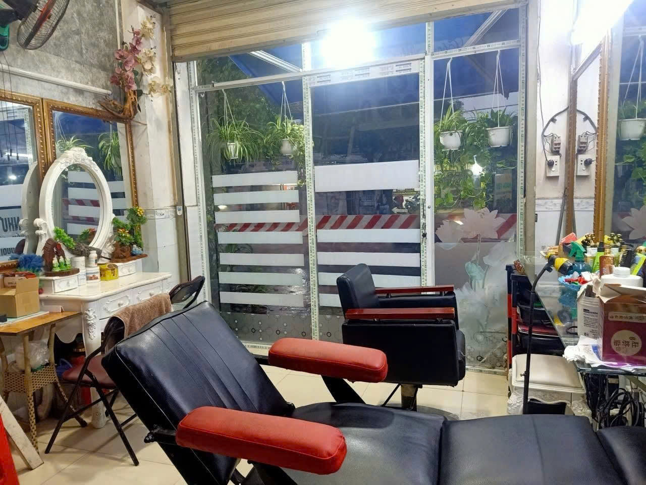 SANG NHƯỢNG GẤP TIỆM TÓC NAM NỮ MÁY LẠNH - NGAY GẦN NGÃ TƯ 550 DĨ AN Bình Dương Khu vực sầm uất, 16019855