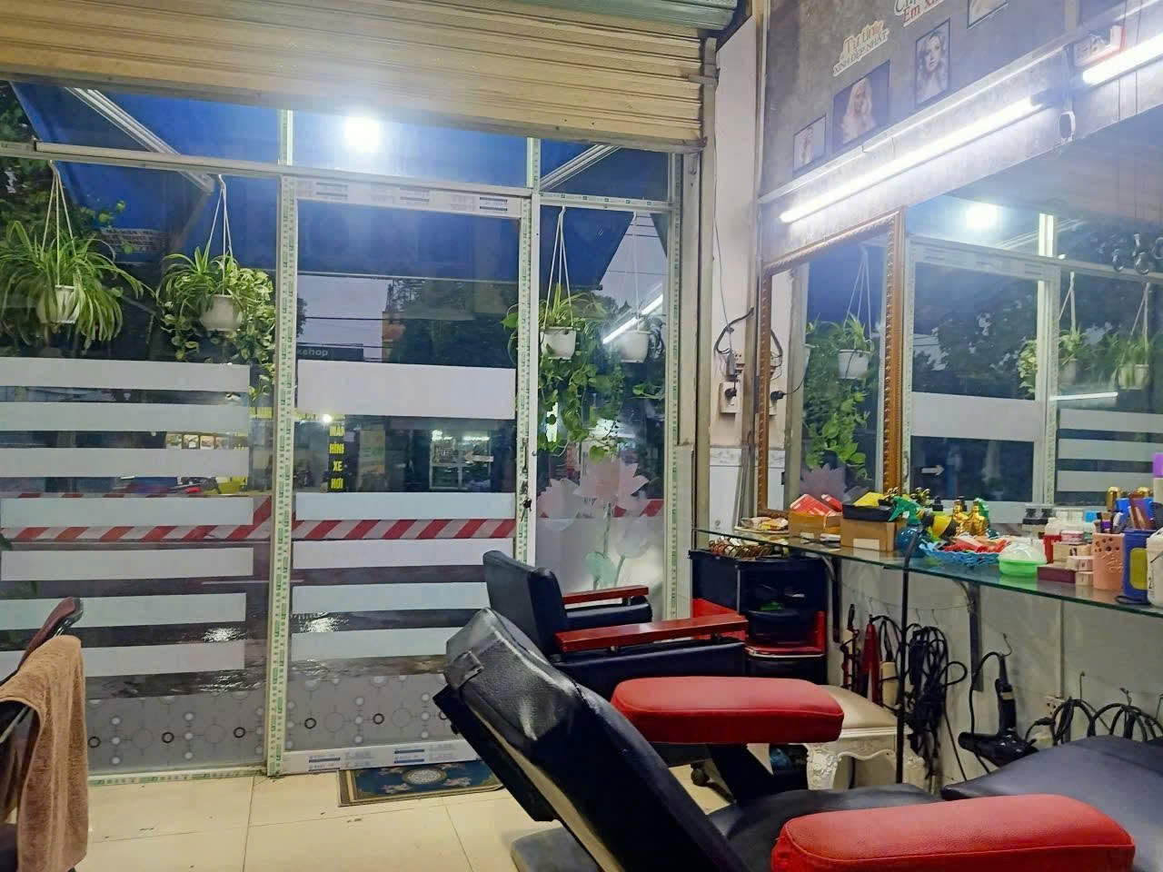 SANG NHƯỢNG GẤP TIỆM TÓC NAM NỮ MÁY LẠNH - NGAY GẦN NGÃ TƯ 550 DĨ AN Bình Dương Khu vực sầm uất, 16019856