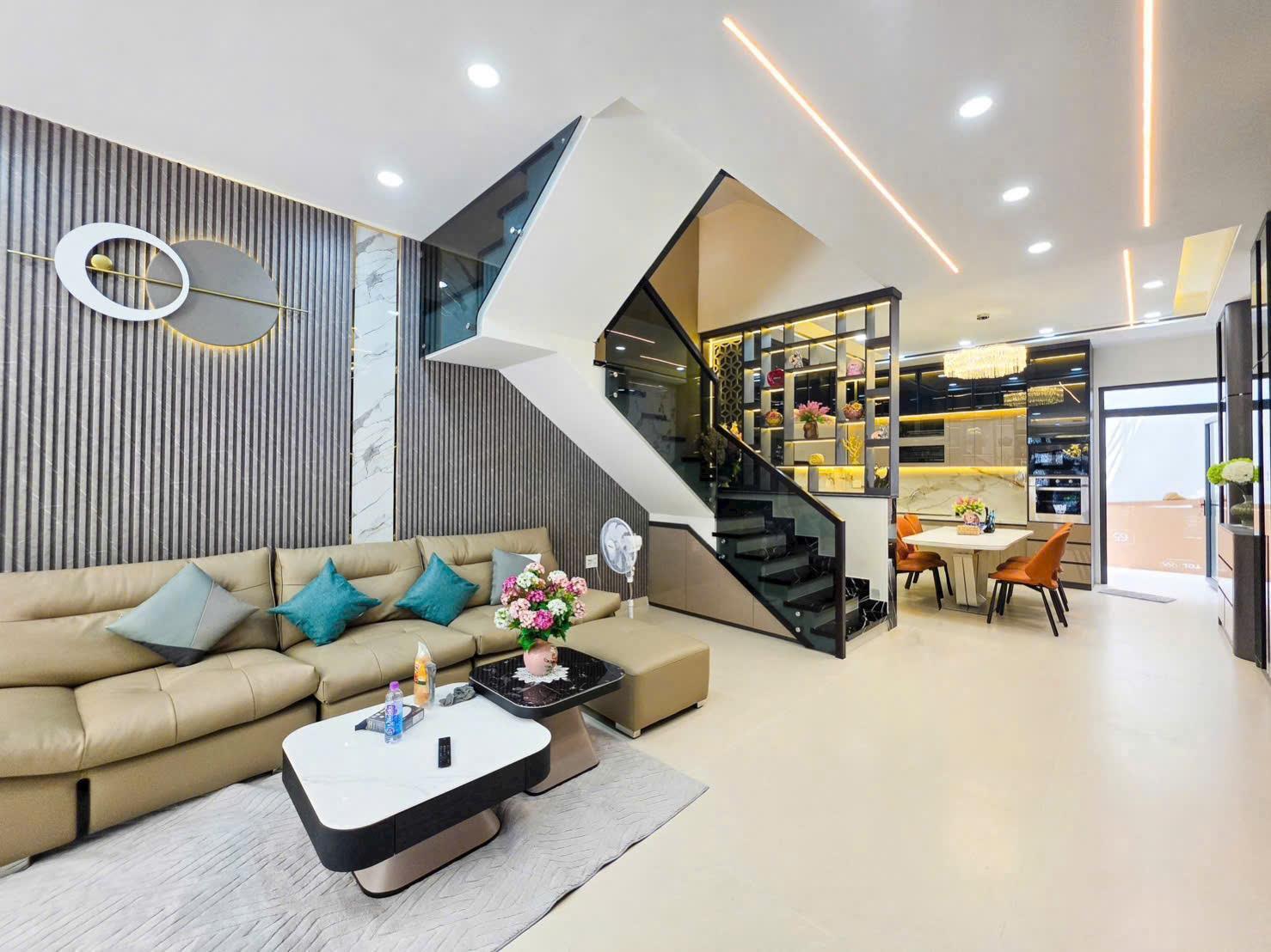 Nhà có thang máy, cạnh Phú Mỹ Hưng, vừa ở vừa mở văn phòng, dân đông, không ngập 16020142