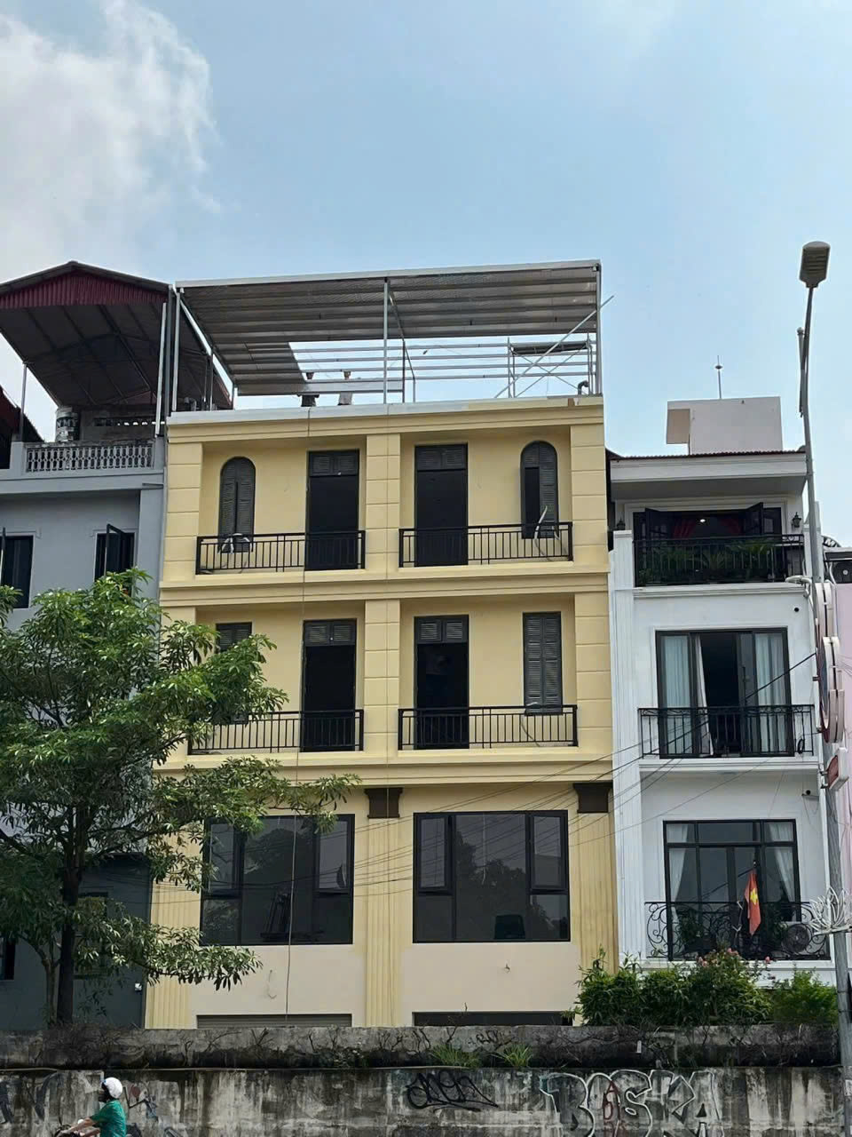 CHO THUÊ NHÀ NGUYÊN CĂN 4 TẦNG + 1 HẦM TẠI  ĐƯỜNG GOM NGHI TÀM, TÂY HỒ, HÀ NỘI 16020172