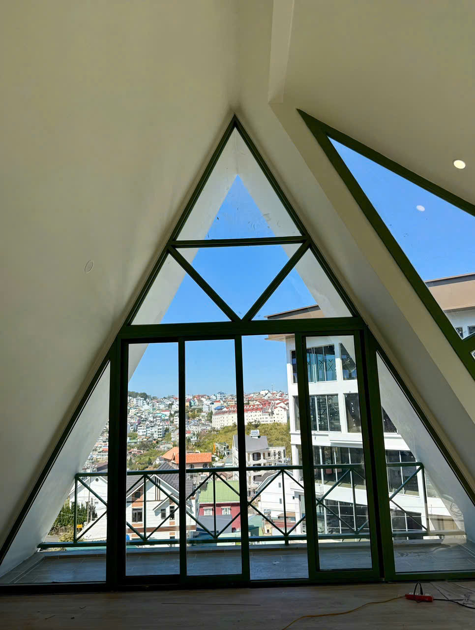 Cho thuê khách sạn 30 phòng view đẹp có thang máy giá 128 triệu đường Đống Đa Đà Lạt Lâm Đồng 16020282