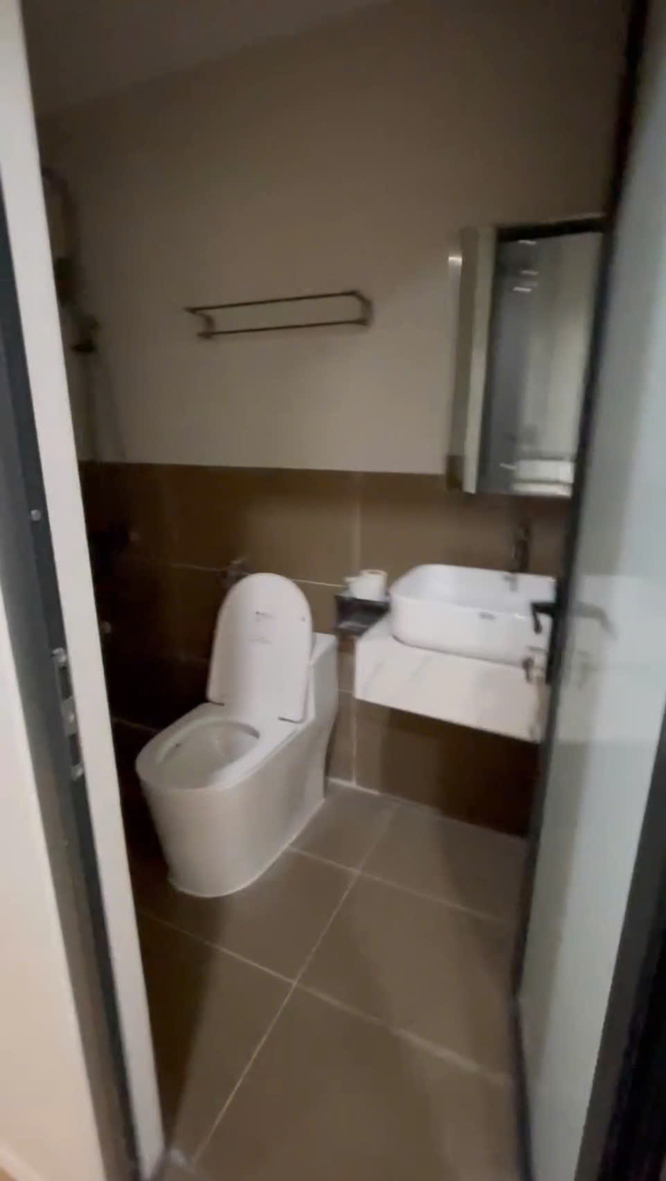 CHO THUÊ NHÀ 5 TẦNG MẶT ĐƯỜNG KĐT CHÙA HÀ - ĐỐI DIỆN CÔNG VIÊN VĂN MIẾU- VĨNH PHÚC 16020533