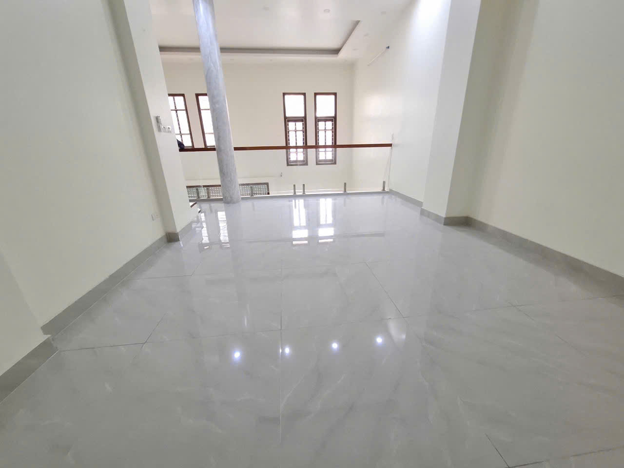 Cho thuê mặt bằng kinh doanh tầng 1 + lửng Nguyễn Sơn 14tr/ tháng 16020613