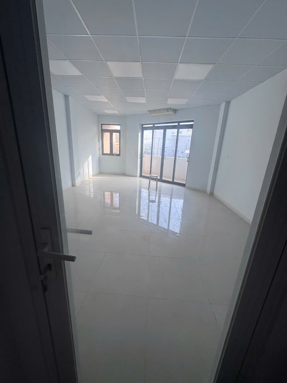 CHO THUÊ VĂN PHÒNG CAO CẤP - 2 MẶT TIỀN ĐẮC ĐỊA CÁCH GA T3 TÂN SƠN NHẤT 1 KM. 16020787