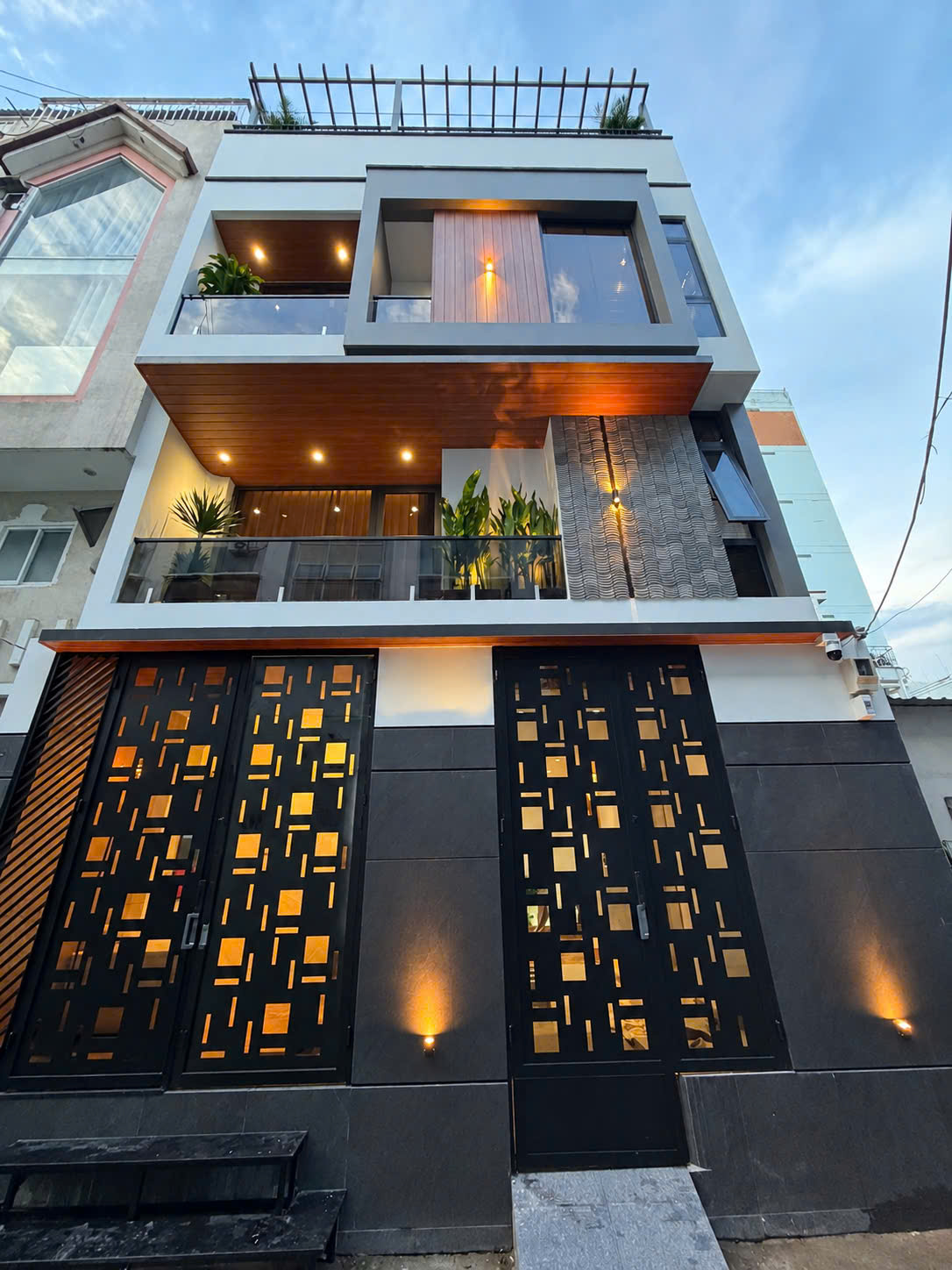 Bán nhà 4T đẹp lung linh đẳng cấp, mới xây, đường Lý Phục Man, hẻm xe hơi, giá nhỉnh 13 tỷ 16021333
