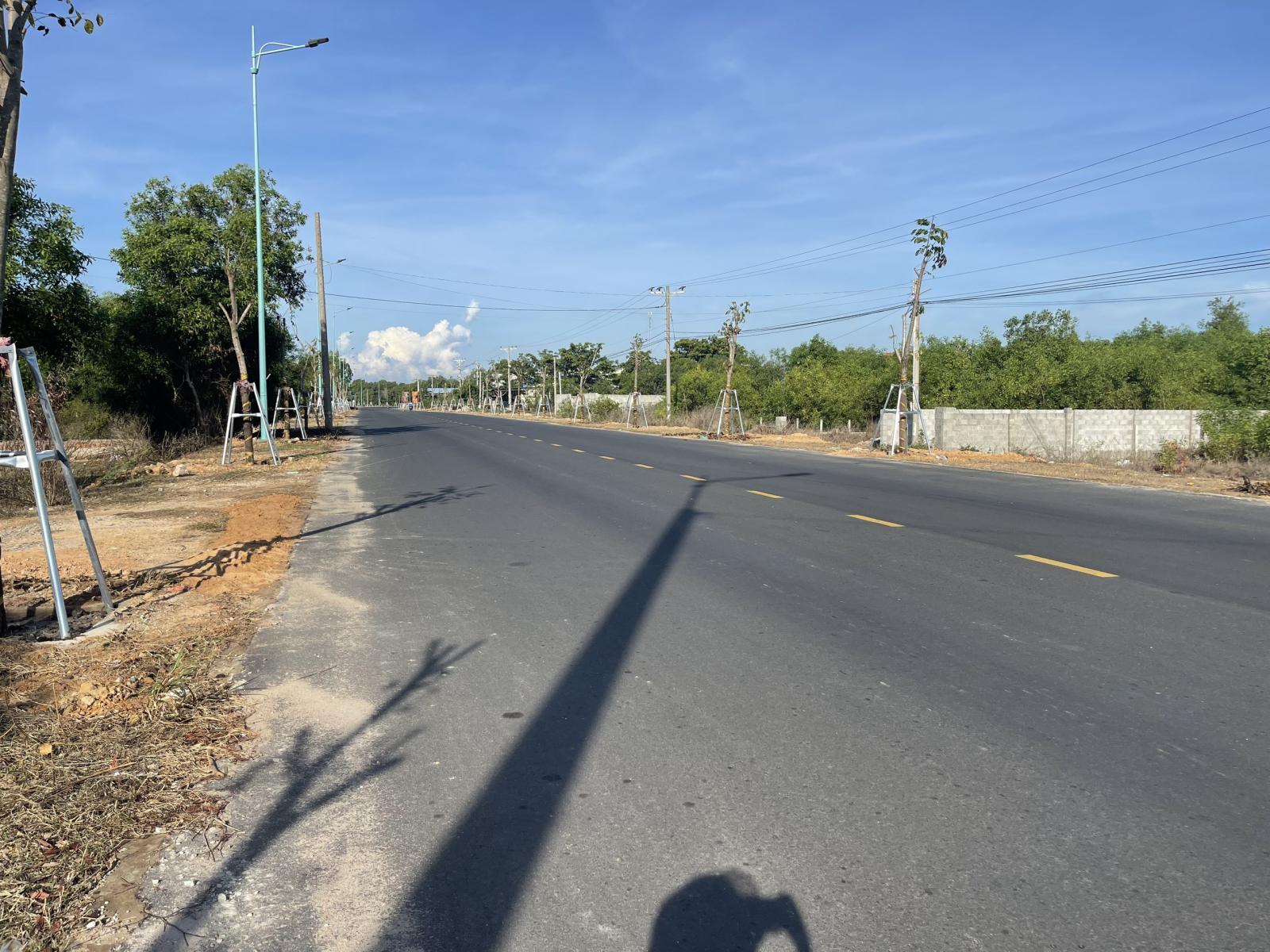 Bán 23.5m x 63m đất thổ cư mặt tiền Hùng Vương, Lagi giá rẻ 9.39tr/m2 view biển 16021849
