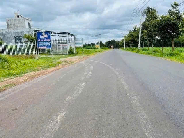 KẸT TIỀN CẦN BÁN GẤP LÔ ĐẤT MẶT TIỀN ĐƯỜNG NHỰA 450M2 CÓ THỔ CƯ XÂY TỰ DO 16022026