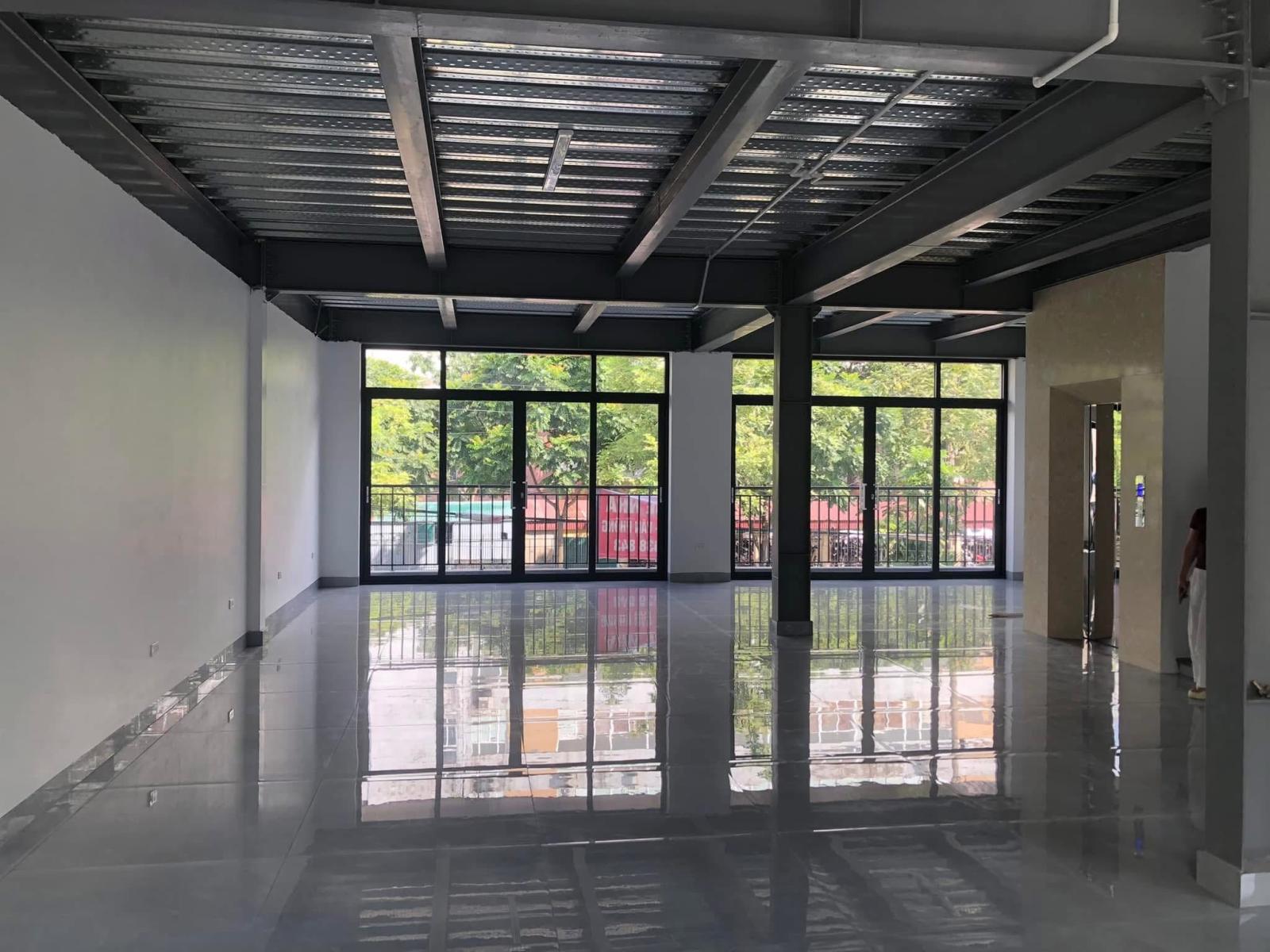 Cho thuê nhà 3 tầng mặt đường Nguyễn Văn Linh, TP HD, 150m2, mt 10m, thang máy 16022320