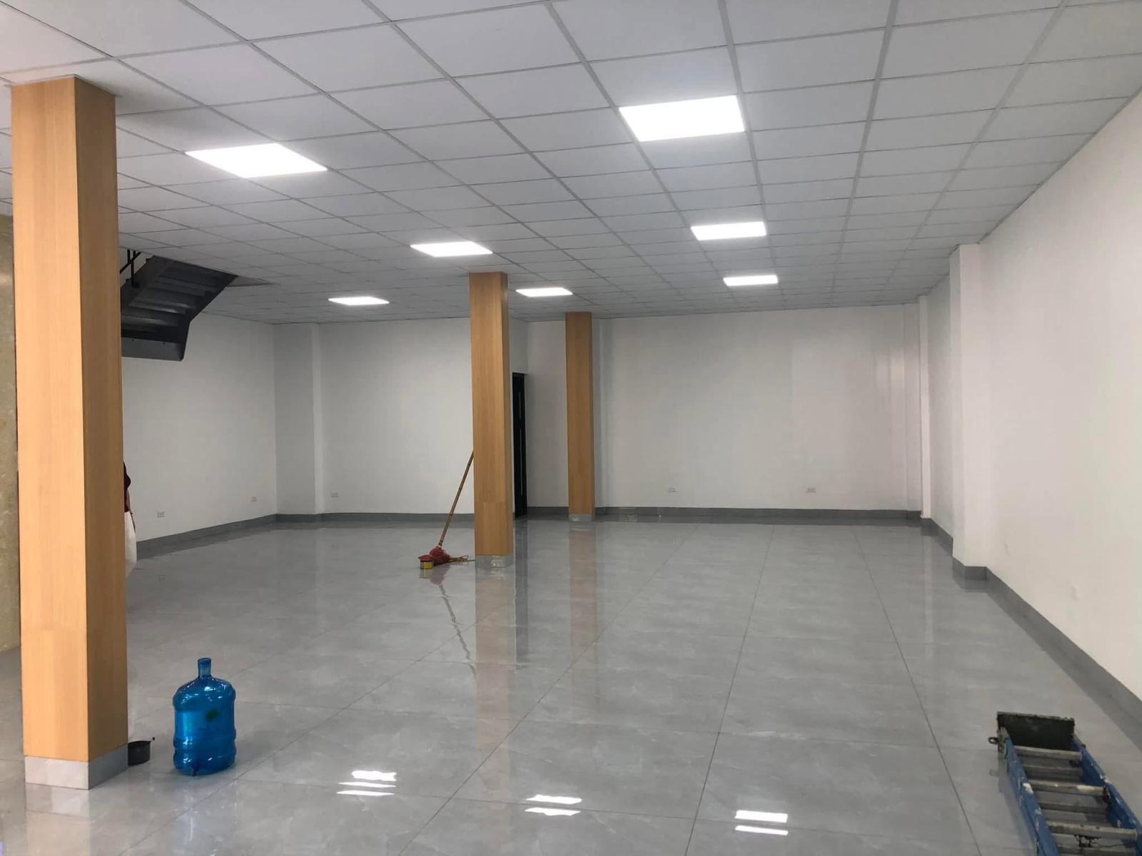 Cho thuê nhà 3 tầng mặt đường Nguyễn Văn Linh, TP HD, 150m2, mt 10m, thang máy 16022320