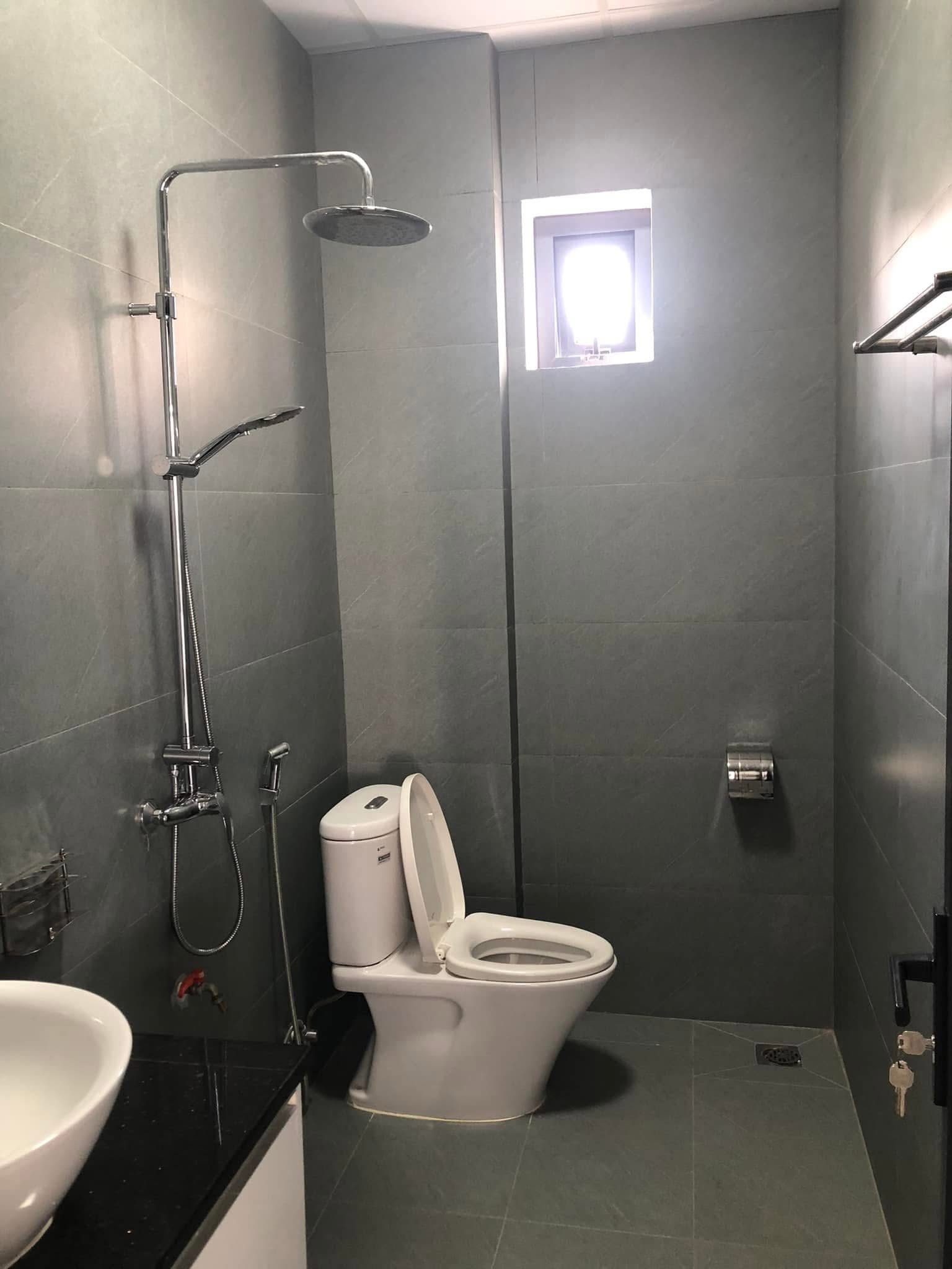 Cho thuê nhà 3 tầng mặt đường Nguyễn Văn Linh, TP HD, 150m2, mt 10m, thang máy 16022320