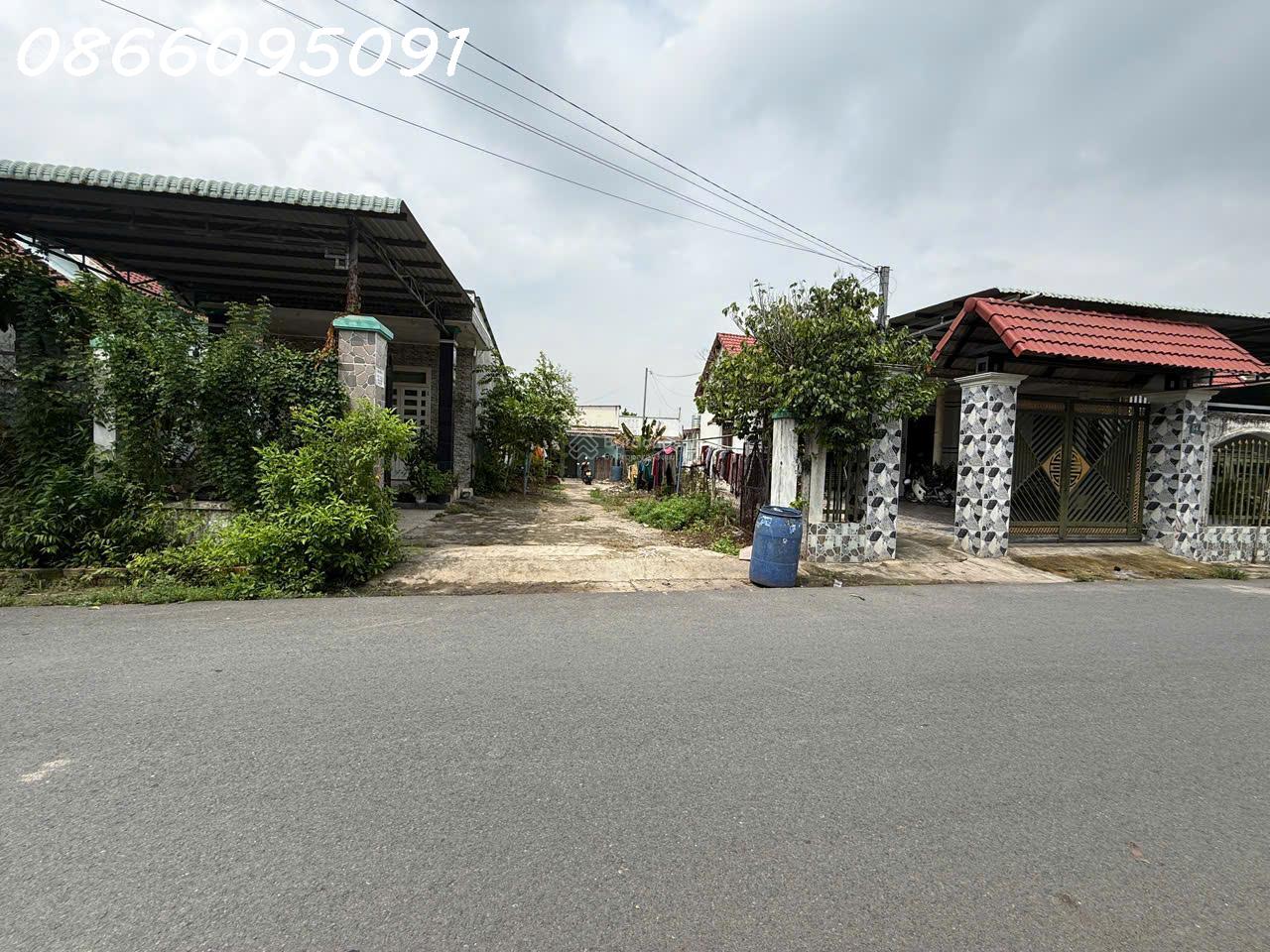 Hàng hiếm, bán đất tặng nhà cấp 4 đường Chánh Phú Hòa 045, 120m2, 2,8 tỷ 16022498