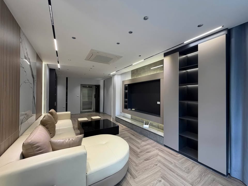 Bán nhà Cổ Linh,Long Biên 7 tầng,40m vỉa hè,oto tránh nhỉnh 15 tỷ 16022624